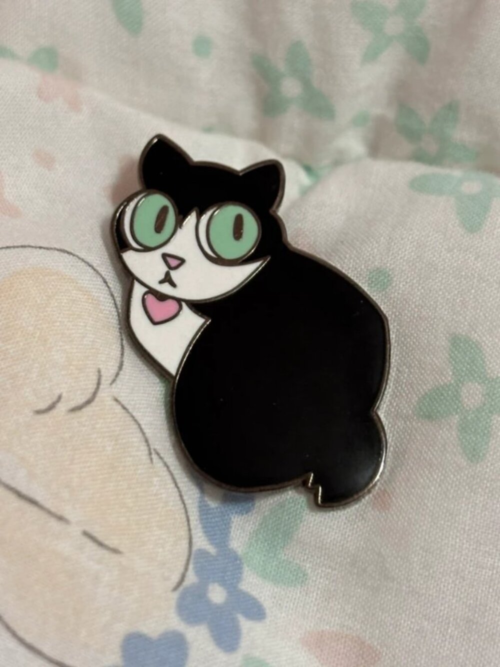 Bean cat pin - Picture 1 of 2